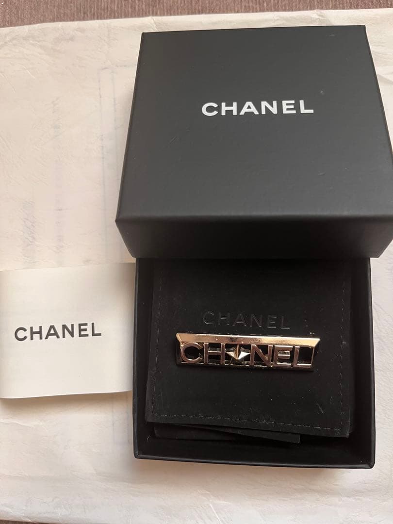新品！シャネルchanel★ロゴブローチ