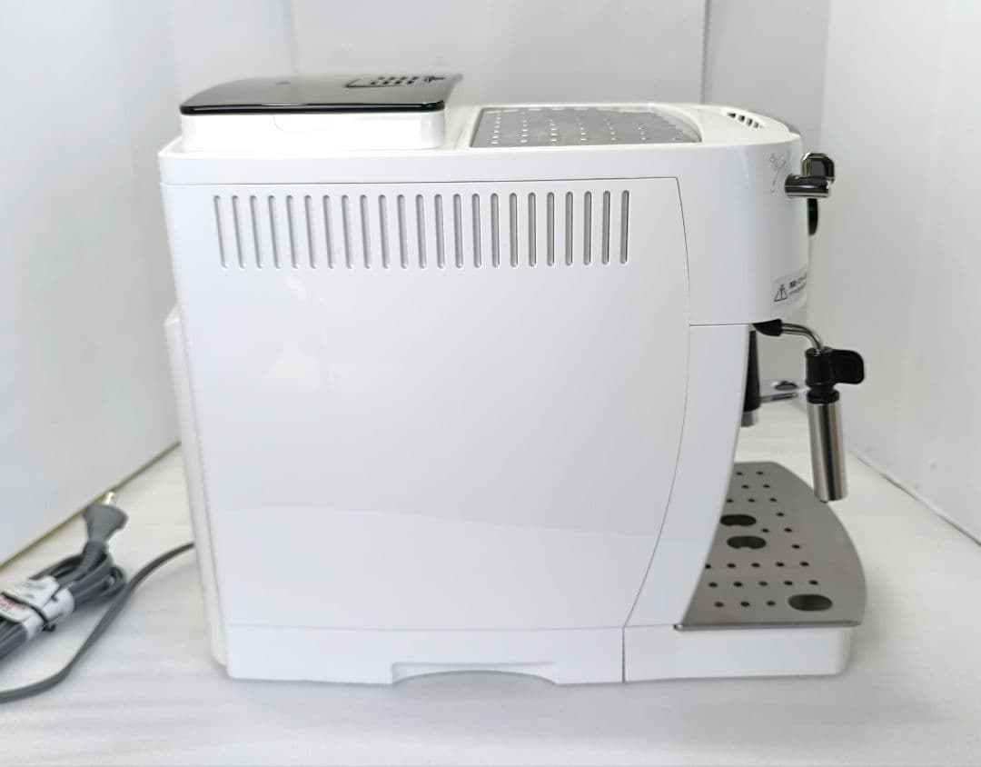 デロンギ　コンパクト全自動コーヒーマシンマグニフィカS ECAM22112W