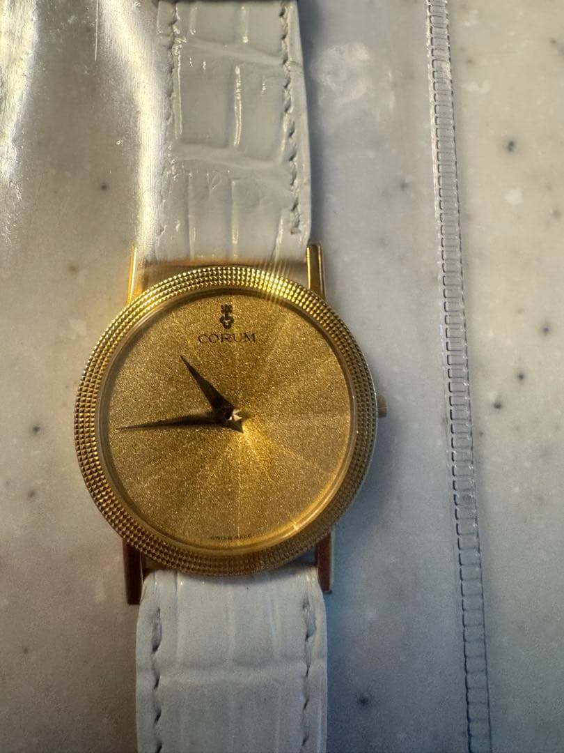 CORUM ゴールド ホワイトレザー 時計　 動きません。金に換算で