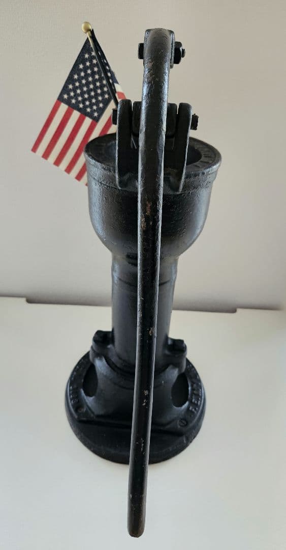 アンティーク鋳鉄ポンプ アメリカ国旗付き