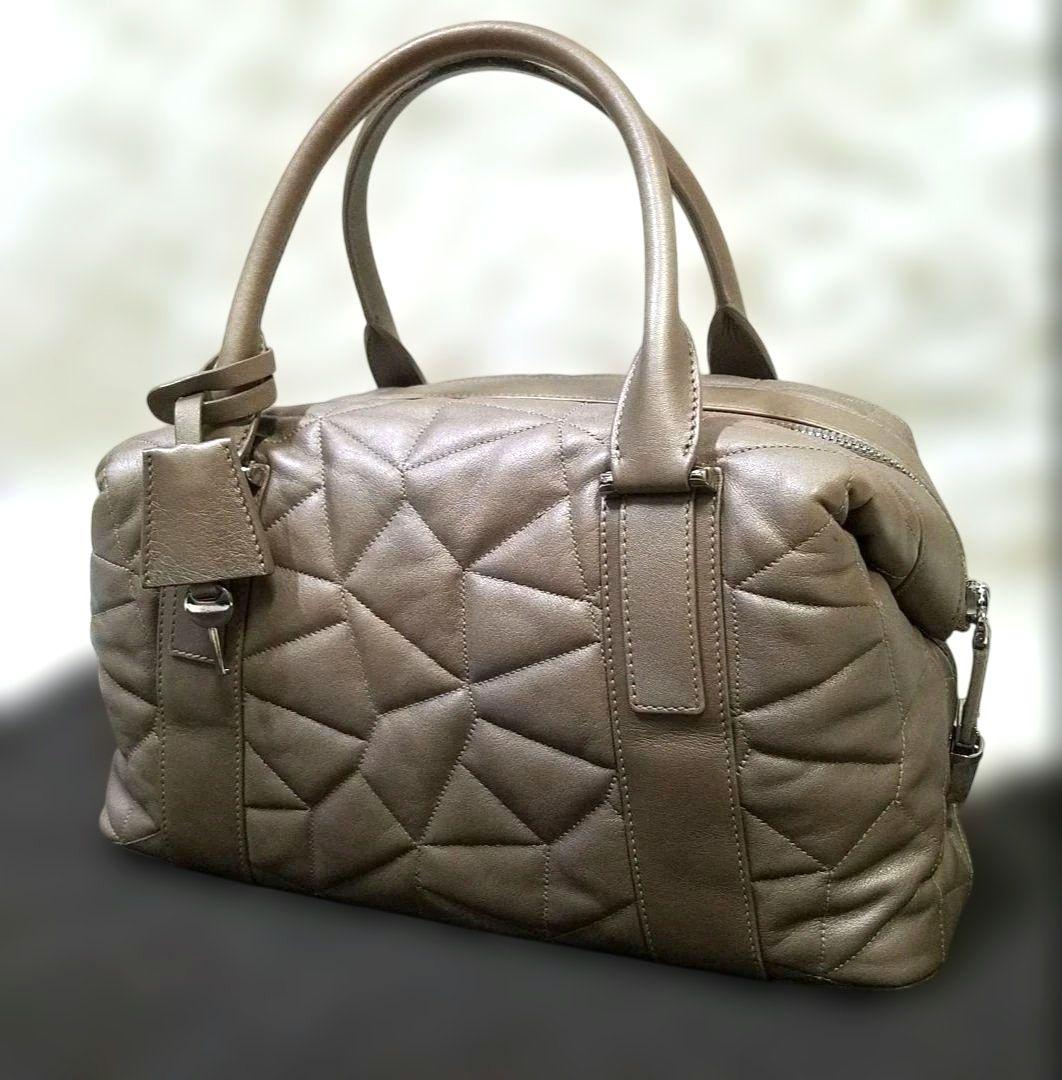 【極美品・イタリア製】AKRIS ミニボストンバッグ キルティング レザー 鍵付