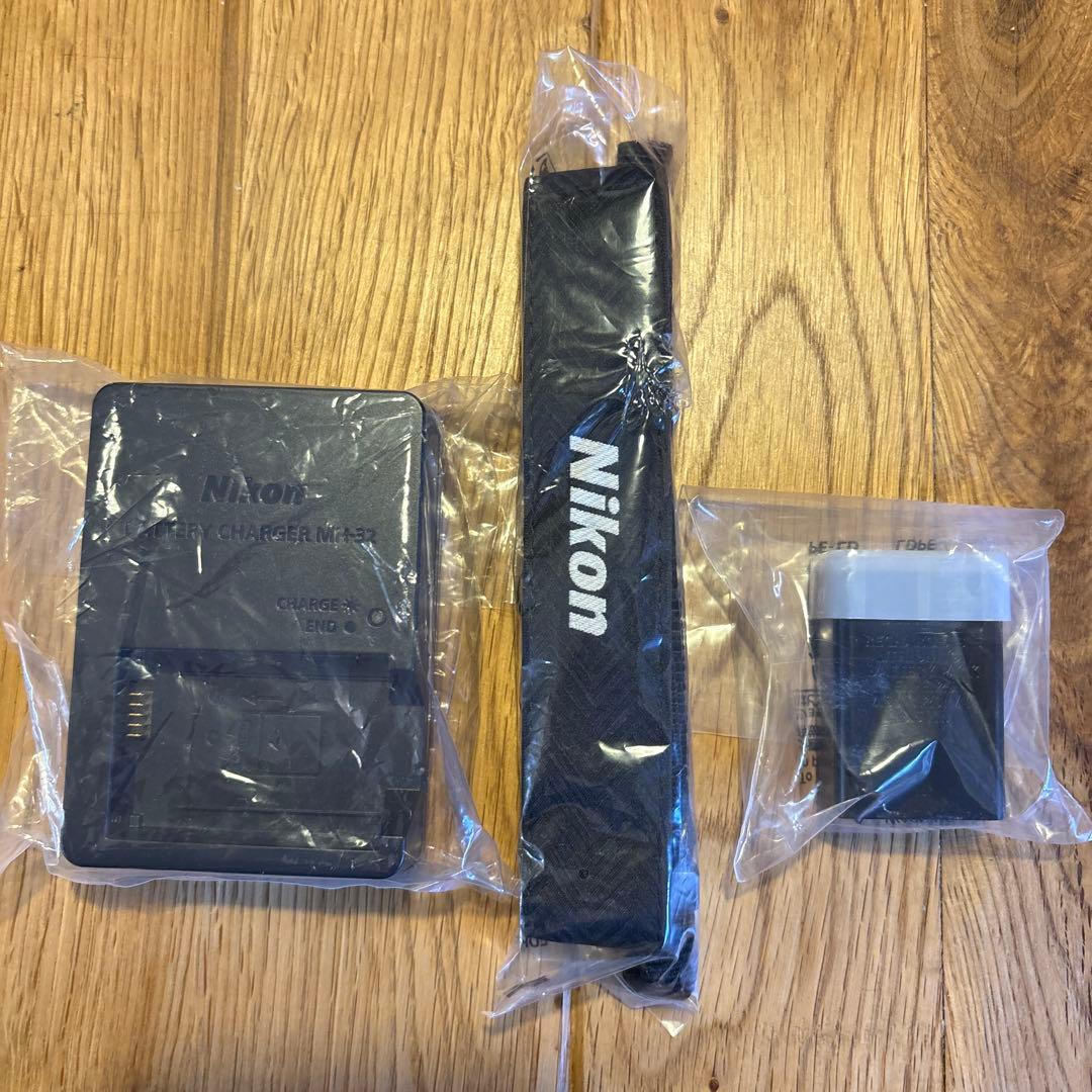 【ほぼ新品】Nikon zfc ブラック　SD、ガイドブック、本革ストラップ付き