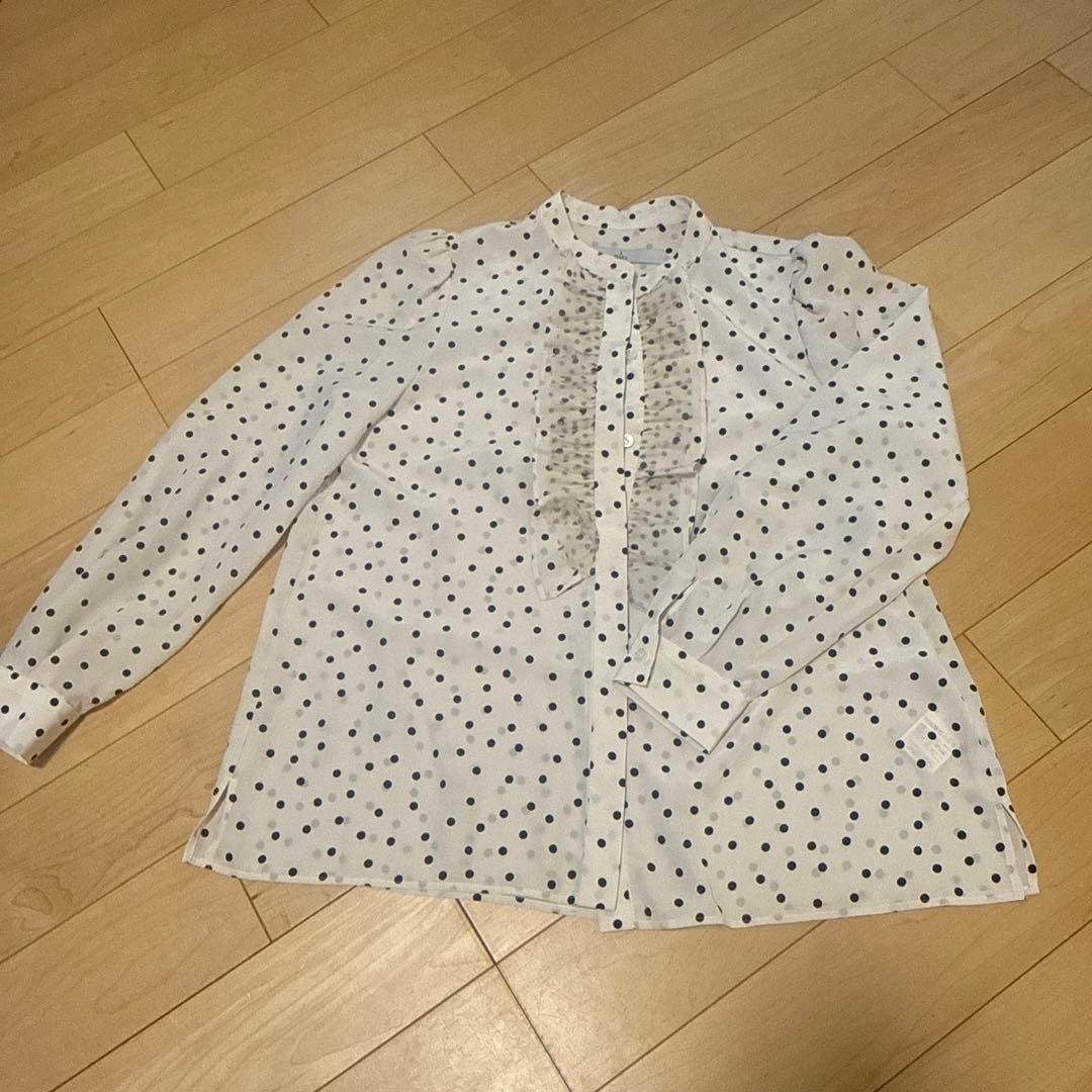TIARA フリル付き水玉長袖ブラウス