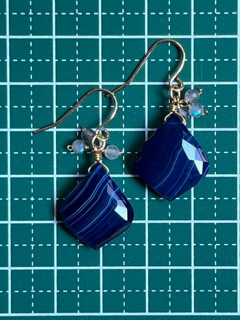 Kaya　14kgf ブルーカルセドニー リーフシェイプ ピアス