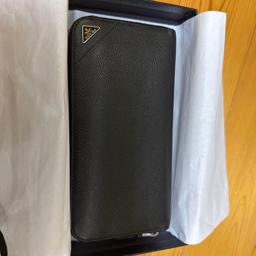 プラダ　ブラックレザー長財布 ジッパー付き