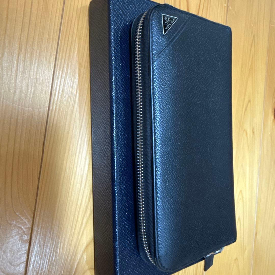 プラダ　ブラックレザー長財布 ジッパー付き