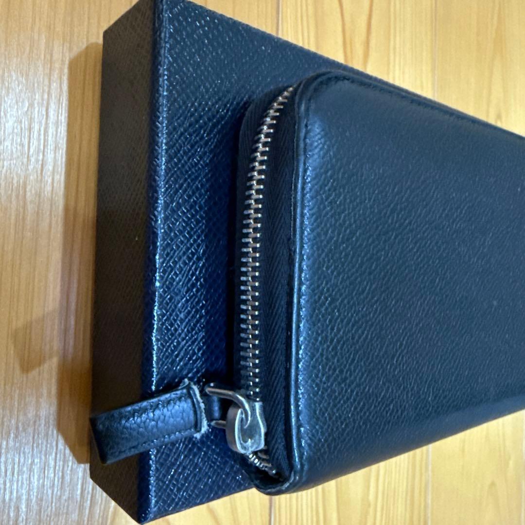 プラダ　ブラックレザー長財布 ジッパー付き