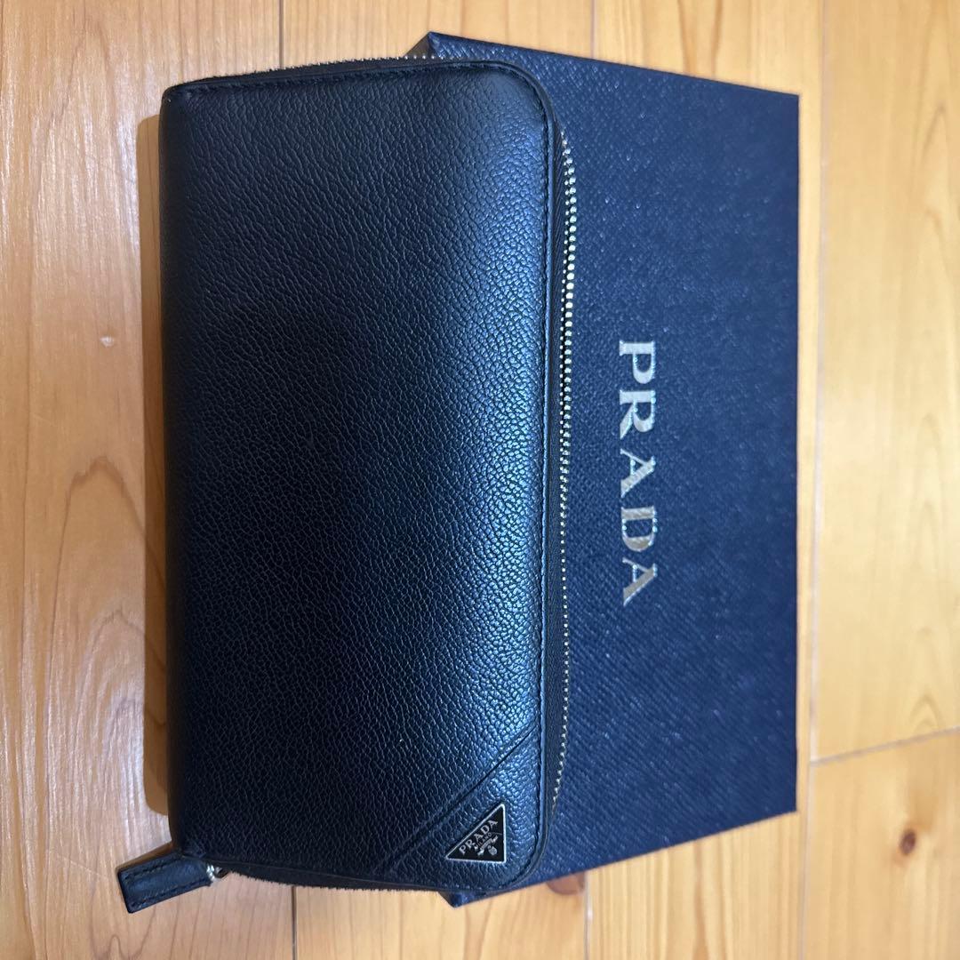 プラダ　ブラックレザー長財布 ジッパー付き