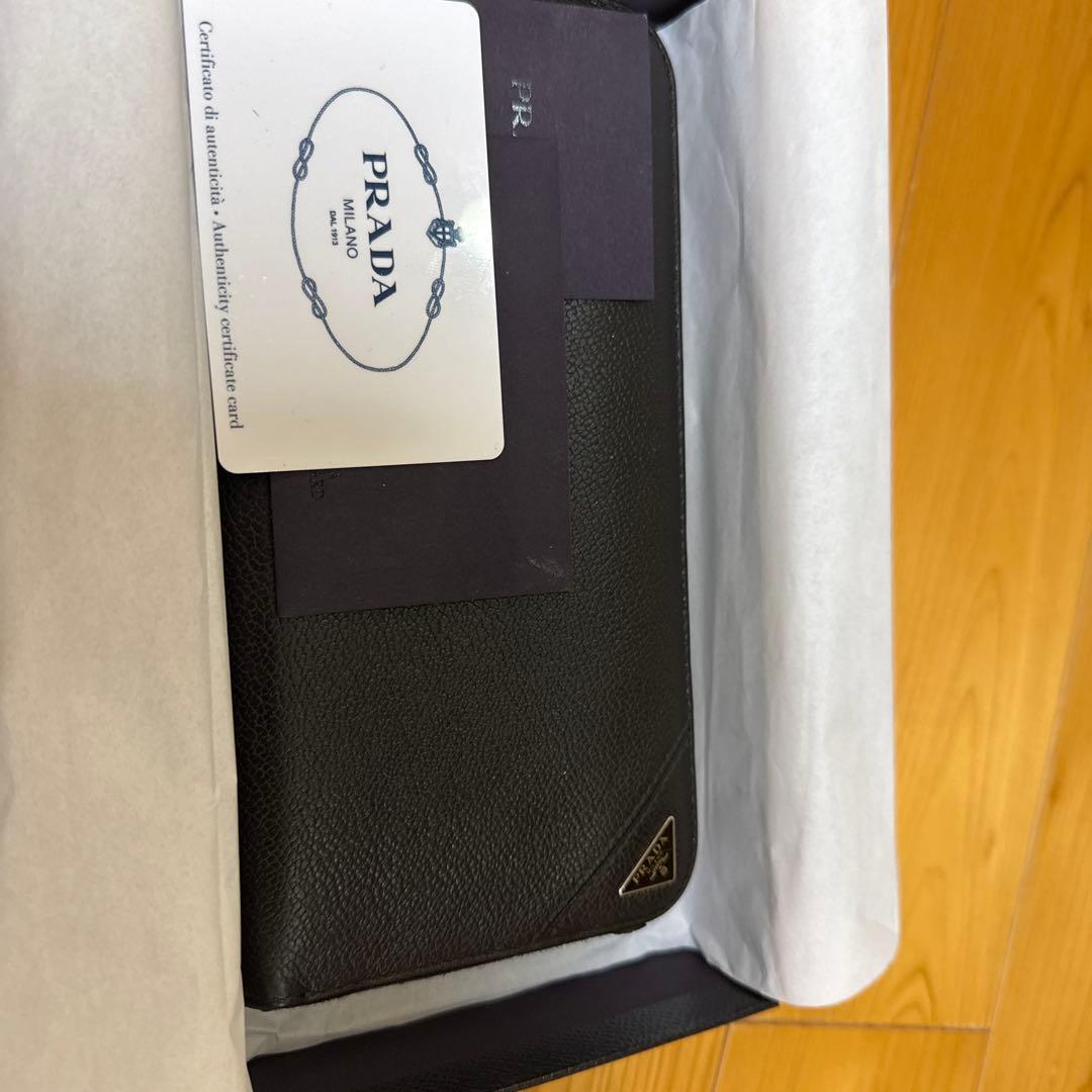 プラダ　ブラックレザー長財布 ジッパー付き