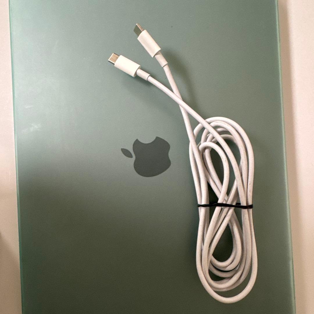 MacBook Pro 13インチ（2018年型）とカバー、アダプタ、ケーブル