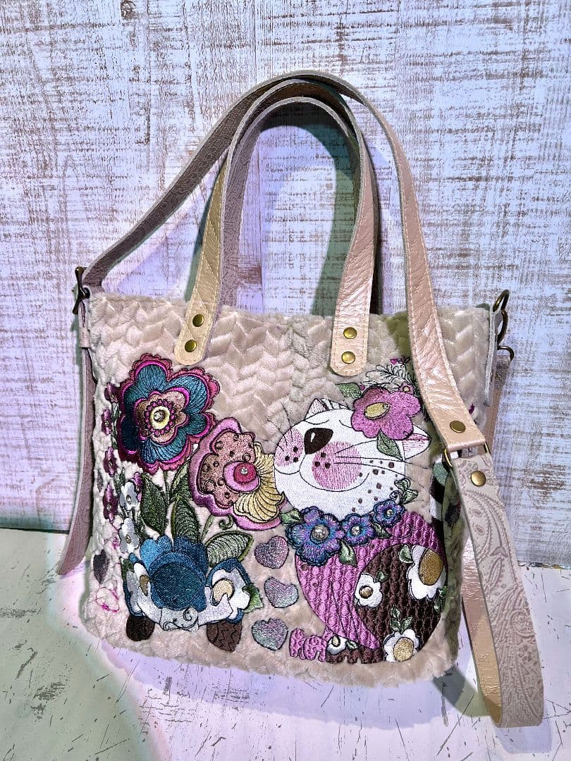 ロラライハリス♡ジグザグベージュファー生地♡刺繍の楕円底バッグ♡本革持ち手