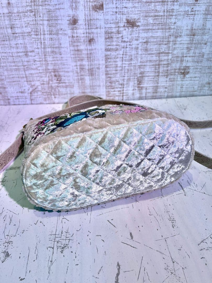 ロラライハリス♡ジグザグベージュファー生地♡刺繍の楕円底バッグ♡本革持ち手