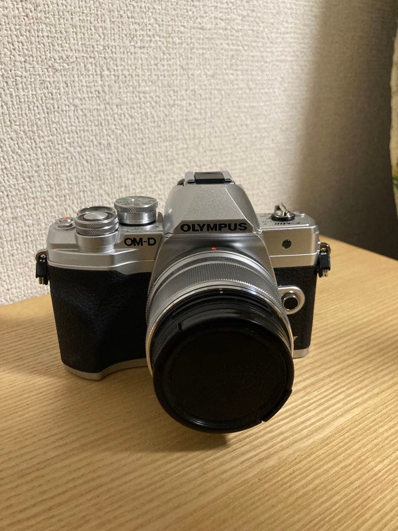 (美品)OLYMPUS E-M10 Mark Ⅳシルバー 本体と単焦点25mm