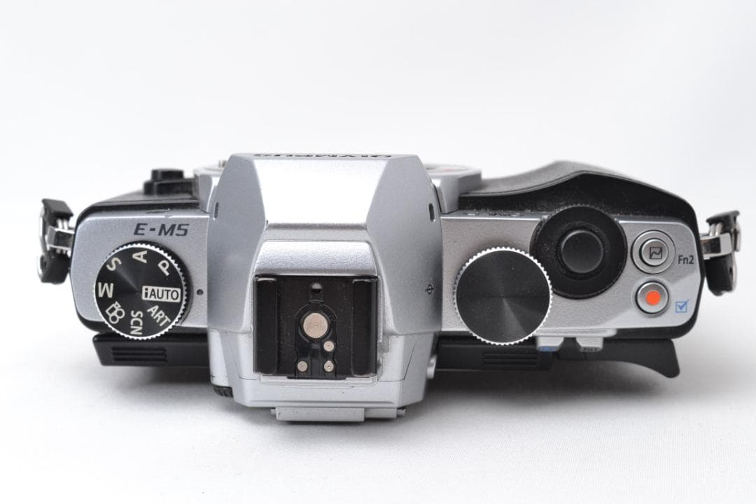 オリンパス　OM-D E-M5 シルバー 12-50mmEZ レンズキット