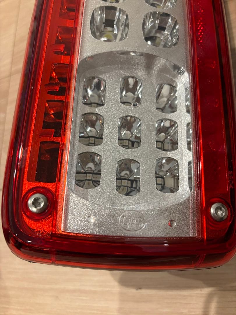 UD トラック　クオン　純正　ショートタイプ　LEDテールランプ