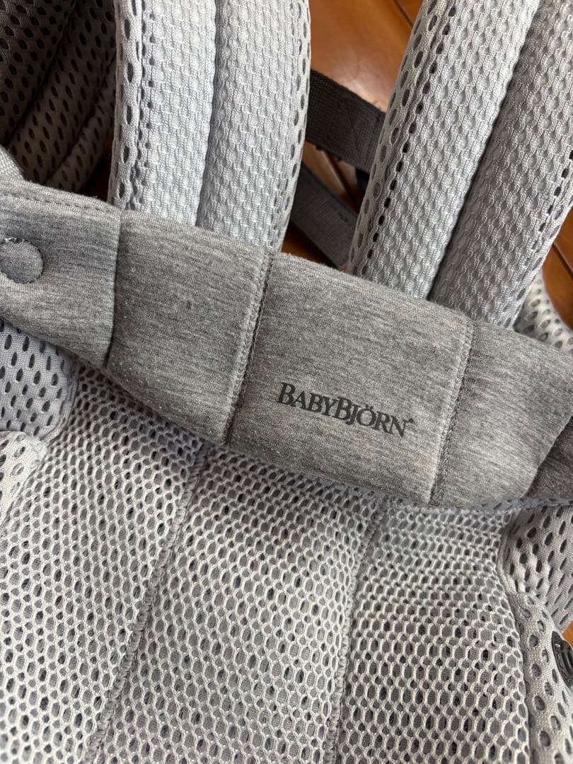 【美品】ベビービョルン ハーモニー 抱っこ紐 シルバー メッシュ 新生児〜3歳