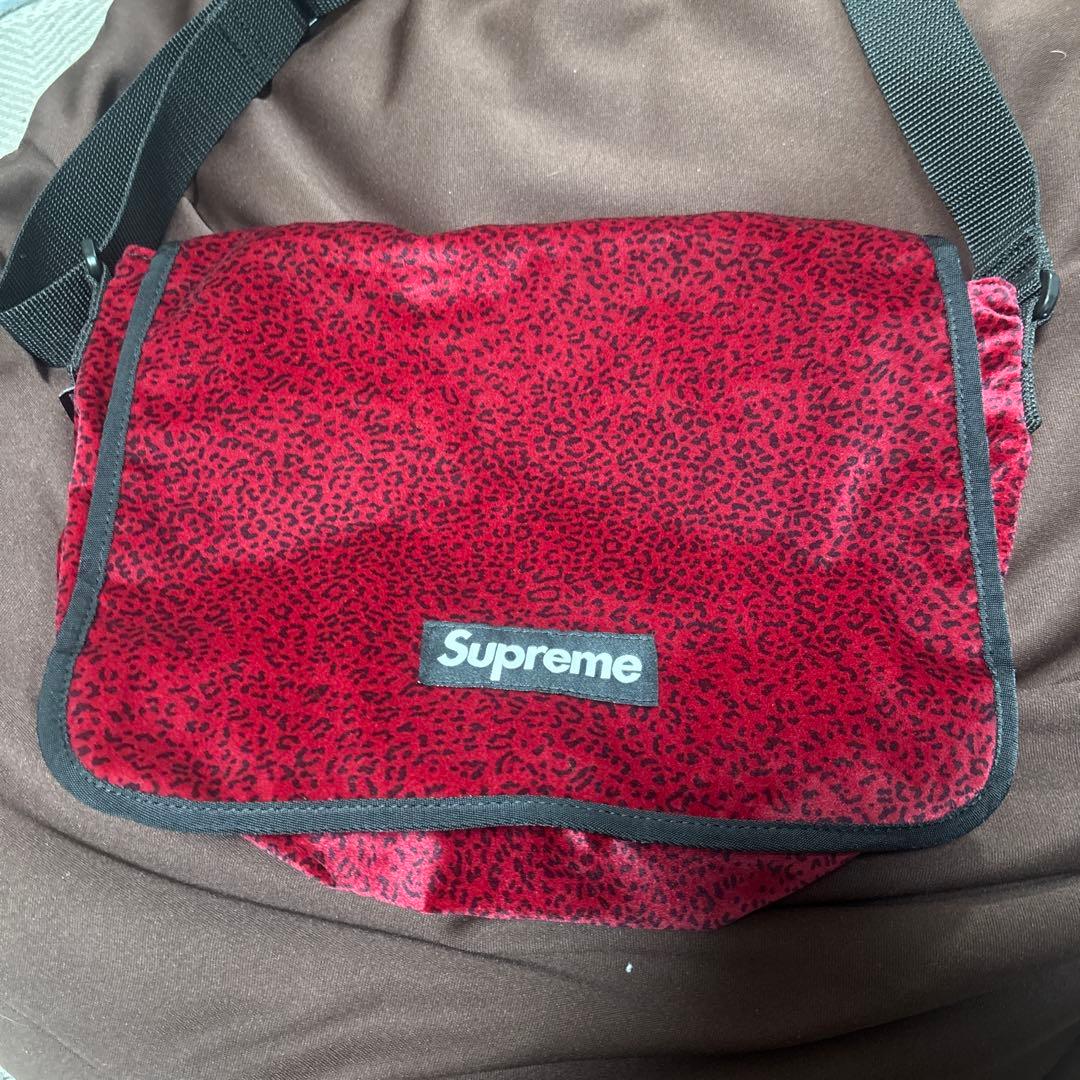 バッグ Velvet Small Messenger Bag supreme