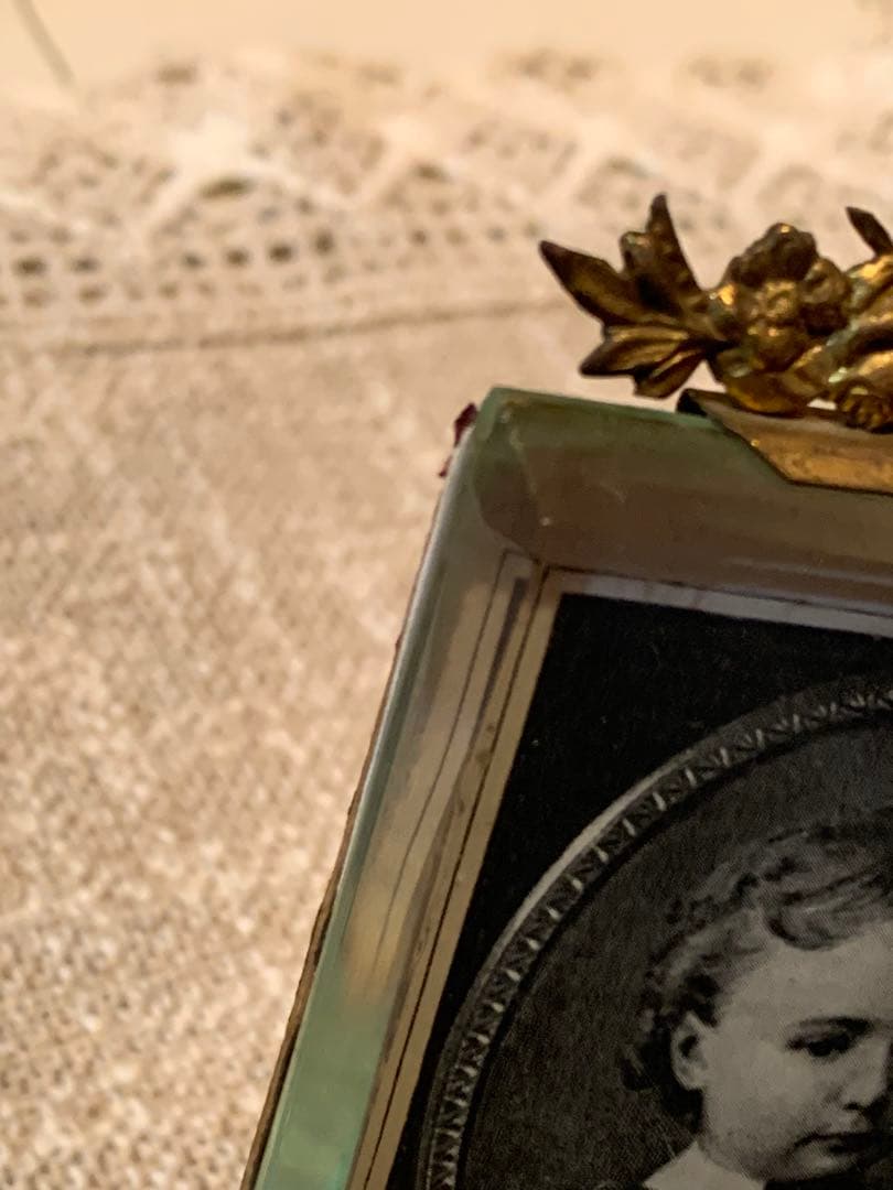 フランス製　アンティークの真鍮リボン細工が素敵な写真立て！写真も可愛いです！