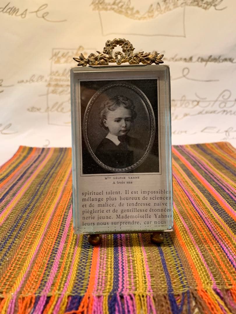 フランス製　アンティークの真鍮リボン細工が素敵な写真立て！写真も可愛いです！