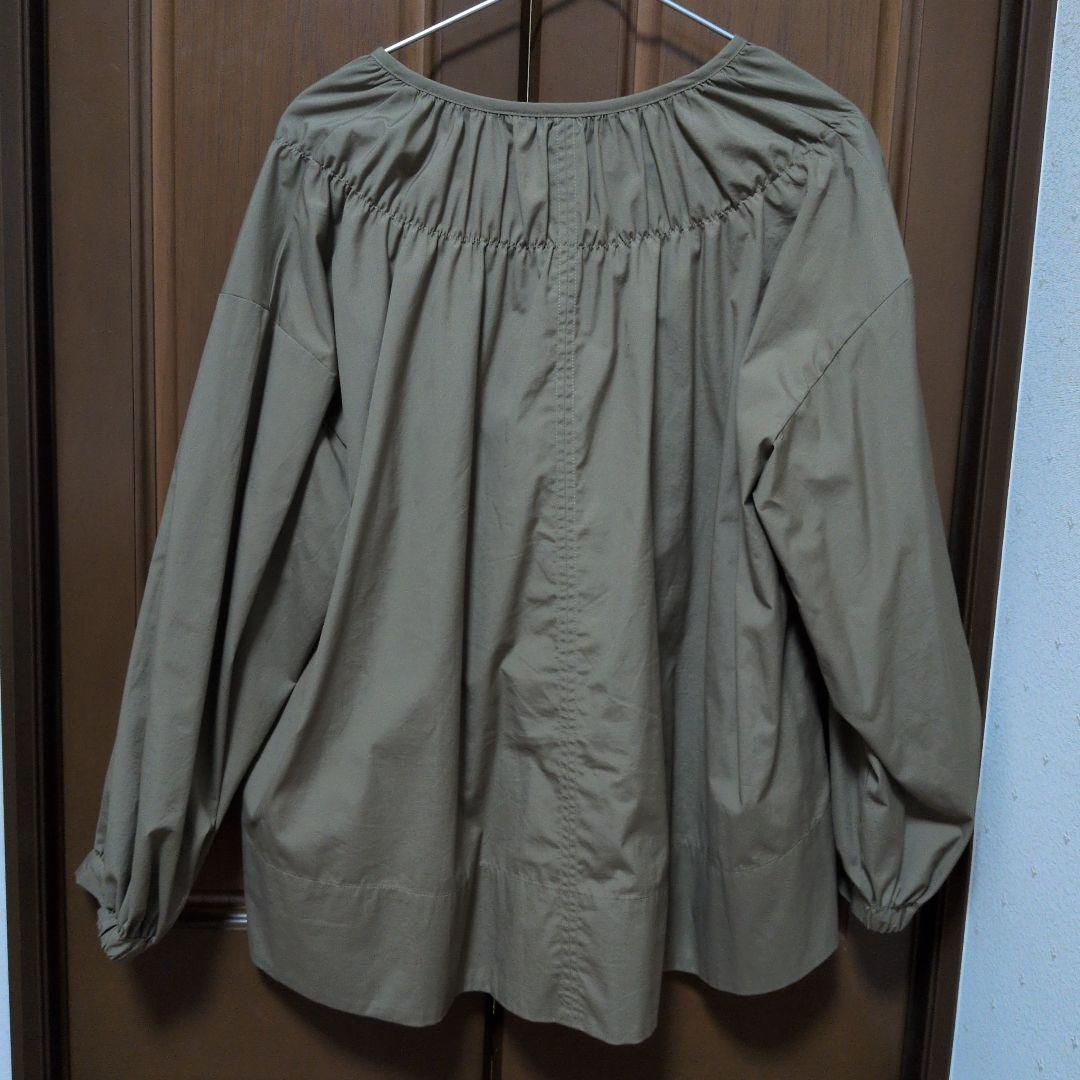 【リリ】OUR たっぷりギャザーのフレアブラウス　オリーブ