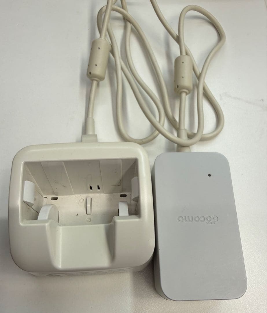 docomo らくらくホン　F-02J 本体　純正充電器とACアダプターのセット