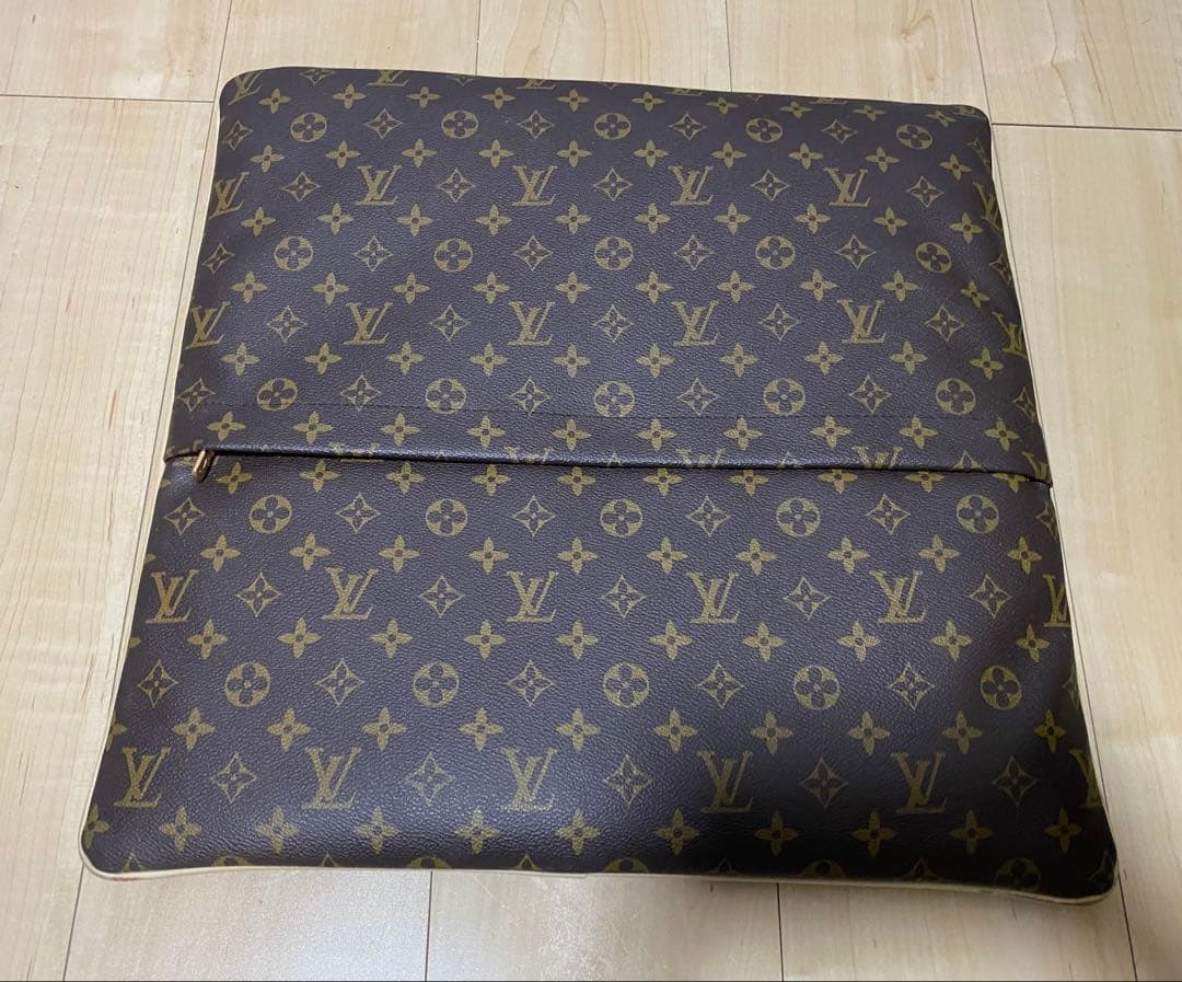 ルイ・ヴィトン モノグラム柄　クッションカバー