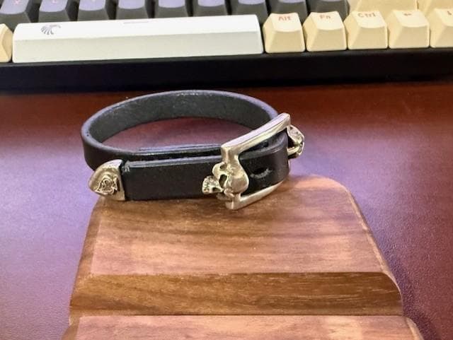 期間限定値下げします、追加パーツあり、レザーブレスレット スカルバックル