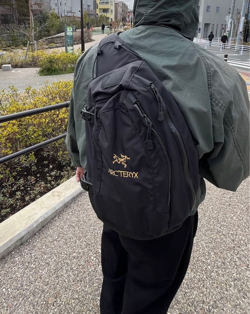 Arc'teryx アークテリクス　クロスボディバック　QUIVER 金ロゴ
