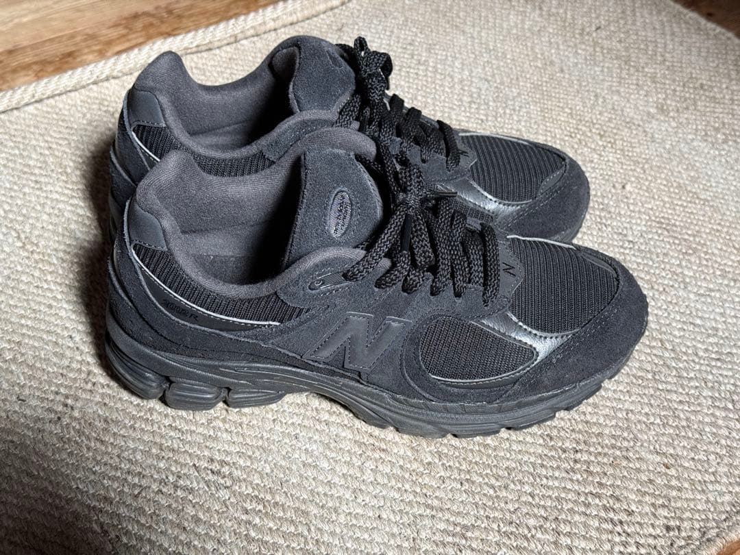 ニューバランス スニーカー 黒 ブラック2002R 25.5cm