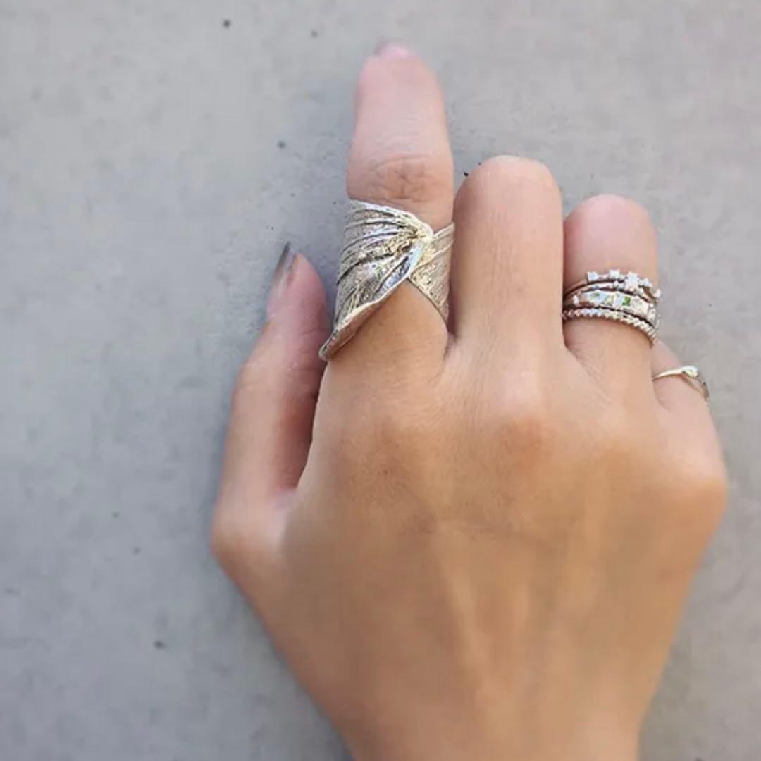 gondoa TORQUATA 蛾の羽根リング