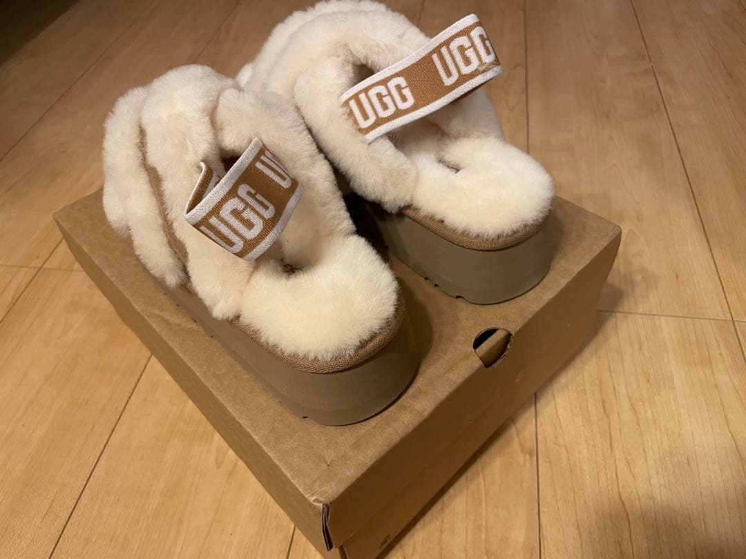 UGG サンダル サイズ5 ベージュ・ホワイト