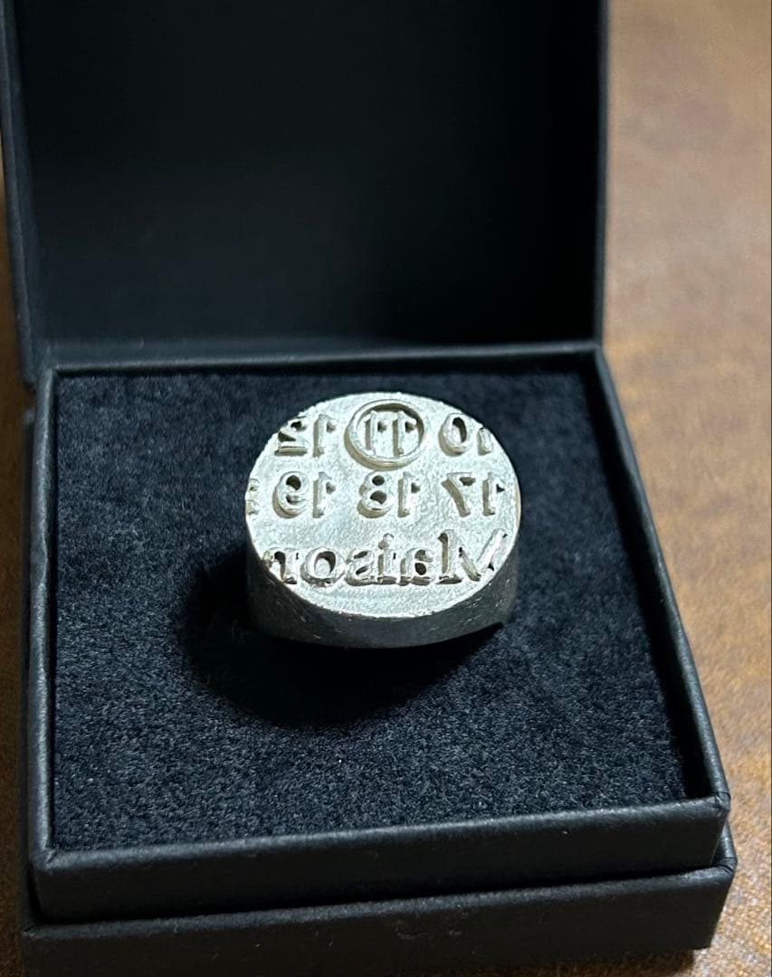 い*ら様 【Maison Margiela】ロゴスタンプ エングレイブドシグネッ