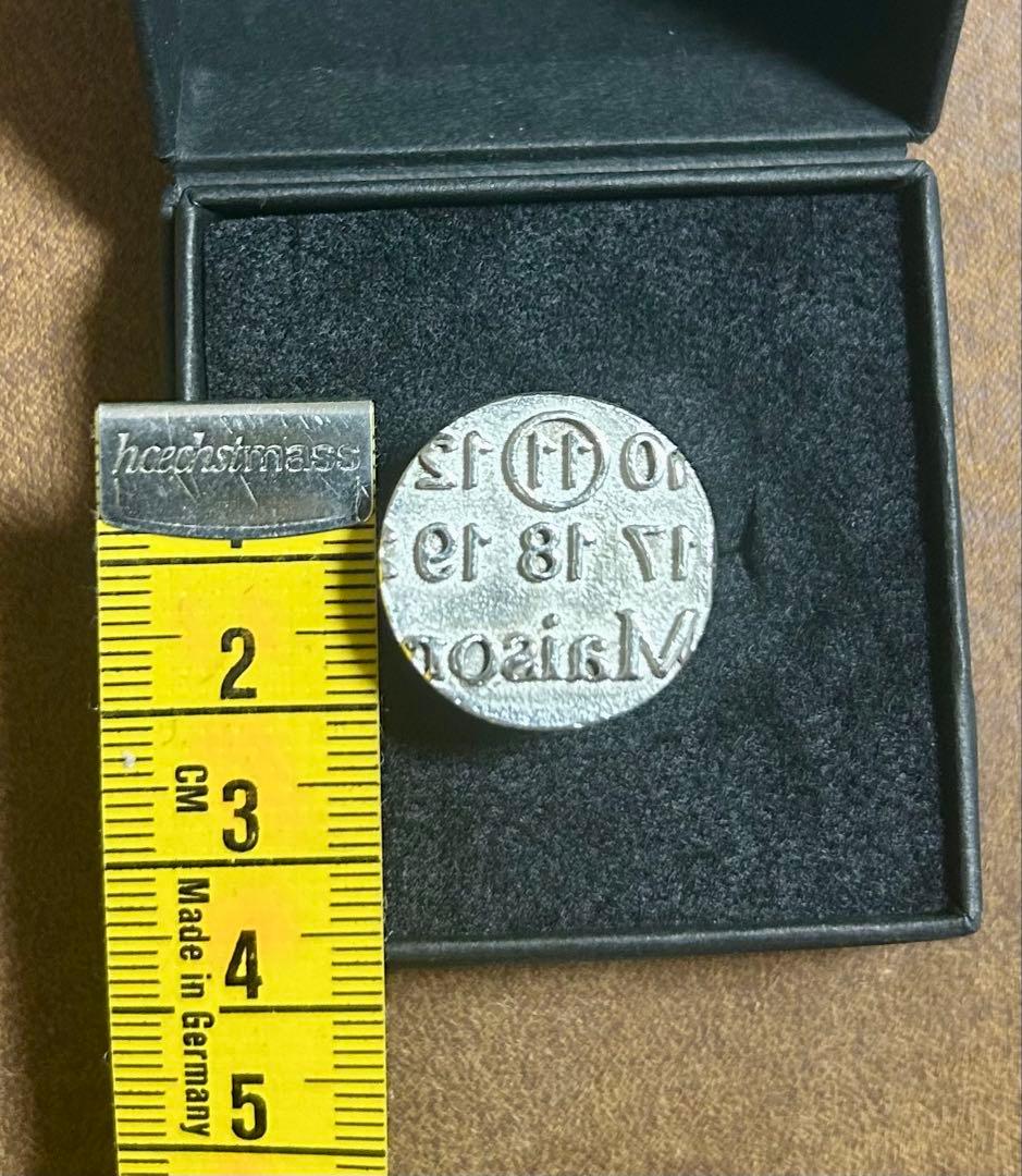 い*ら様 【Maison Margiela】ロゴスタンプ エングレイブドシグネッ