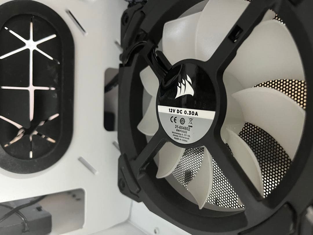 値下げしました！Corsair ミドルタワーPCケース ATX RGBファン付属