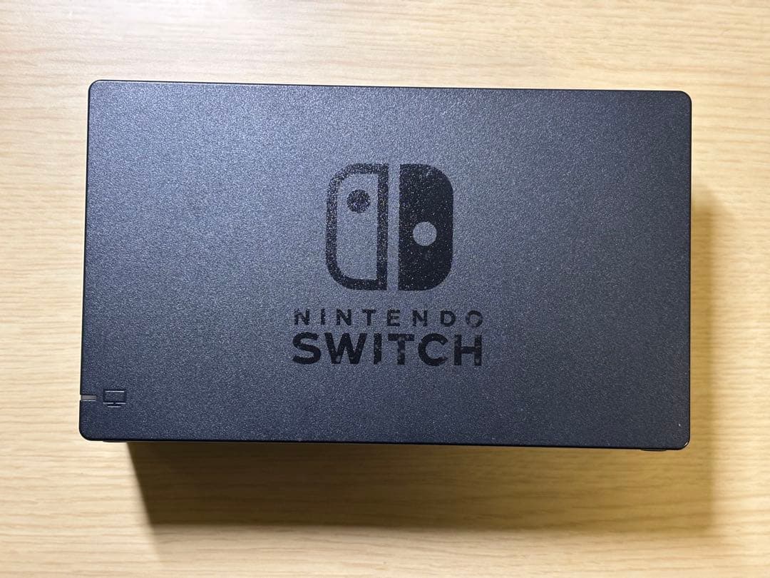 Nintendo Switch 本体＆スタンド、Joy-Conストラップ、ドッグ