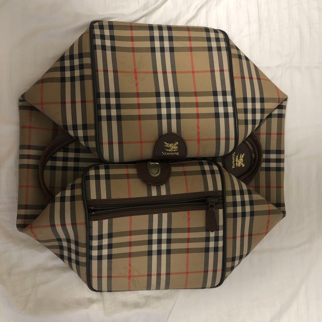 (鍵付き)バーバリーの旅行用バッグ