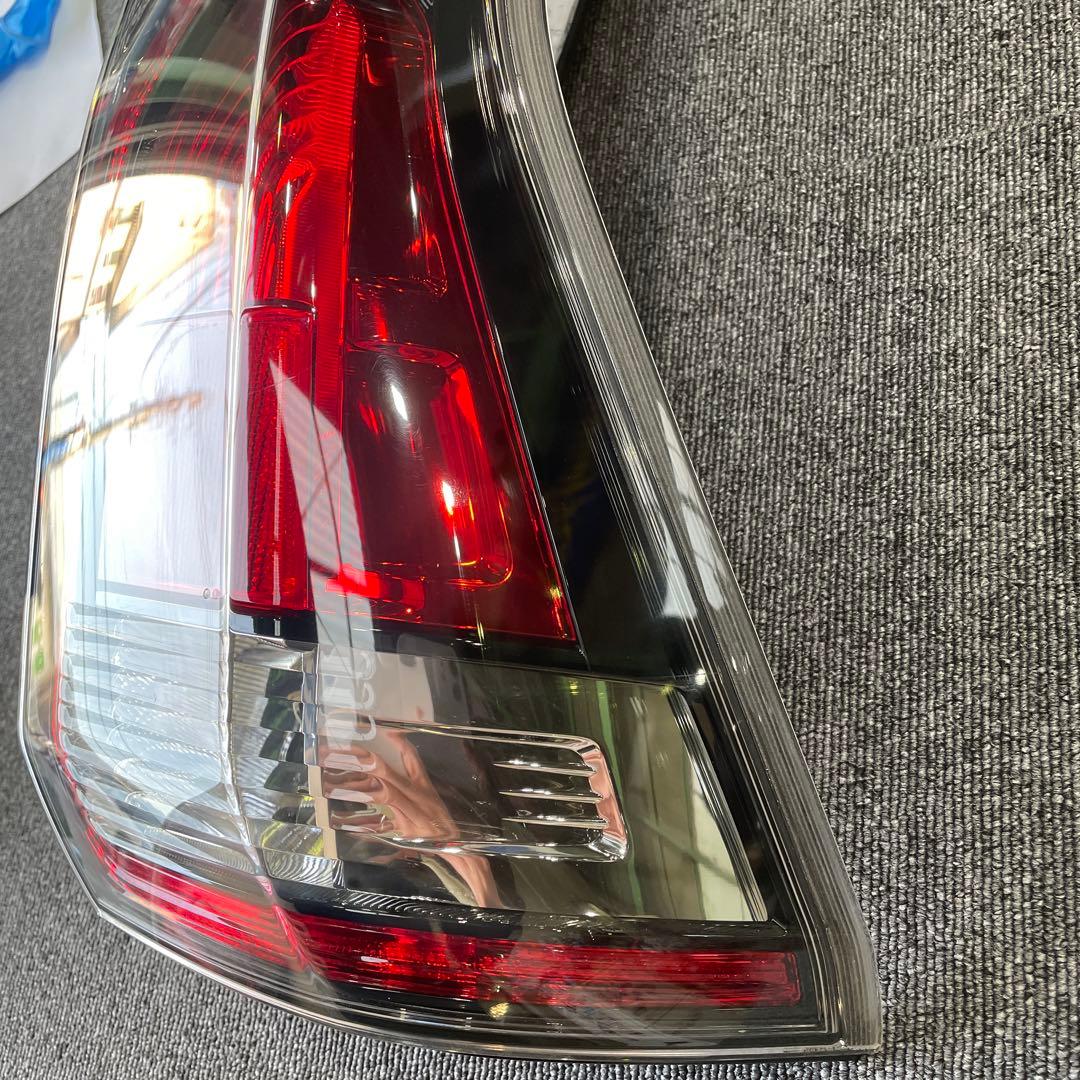 ニッサン　セレナ　リヤコンビネーションランプユニット　右