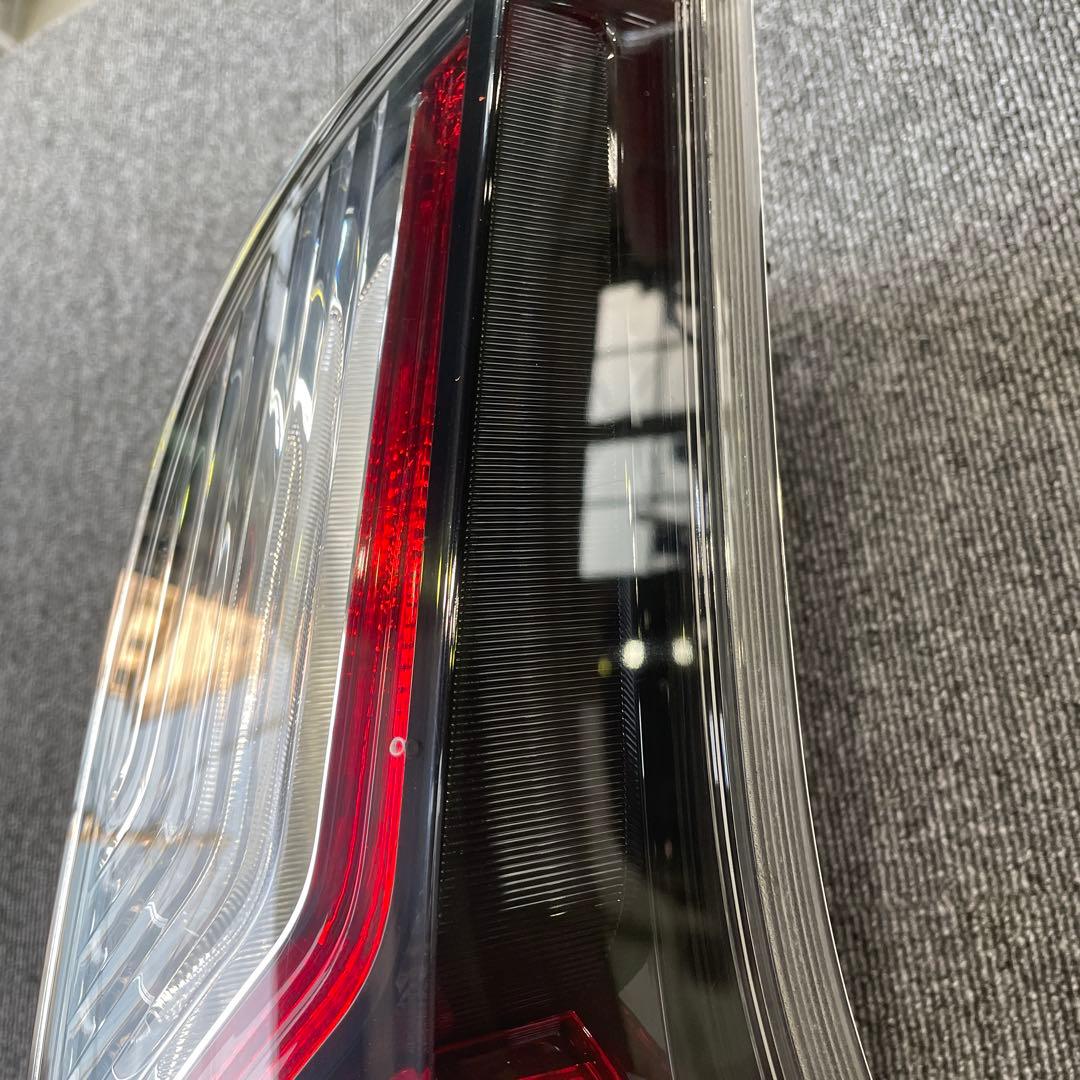 ニッサン　セレナ　リヤコンビネーションランプユニット　右