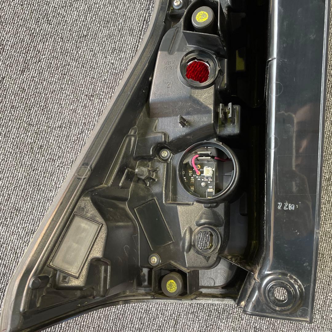 ニッサン　セレナ　リヤコンビネーションランプユニット　右