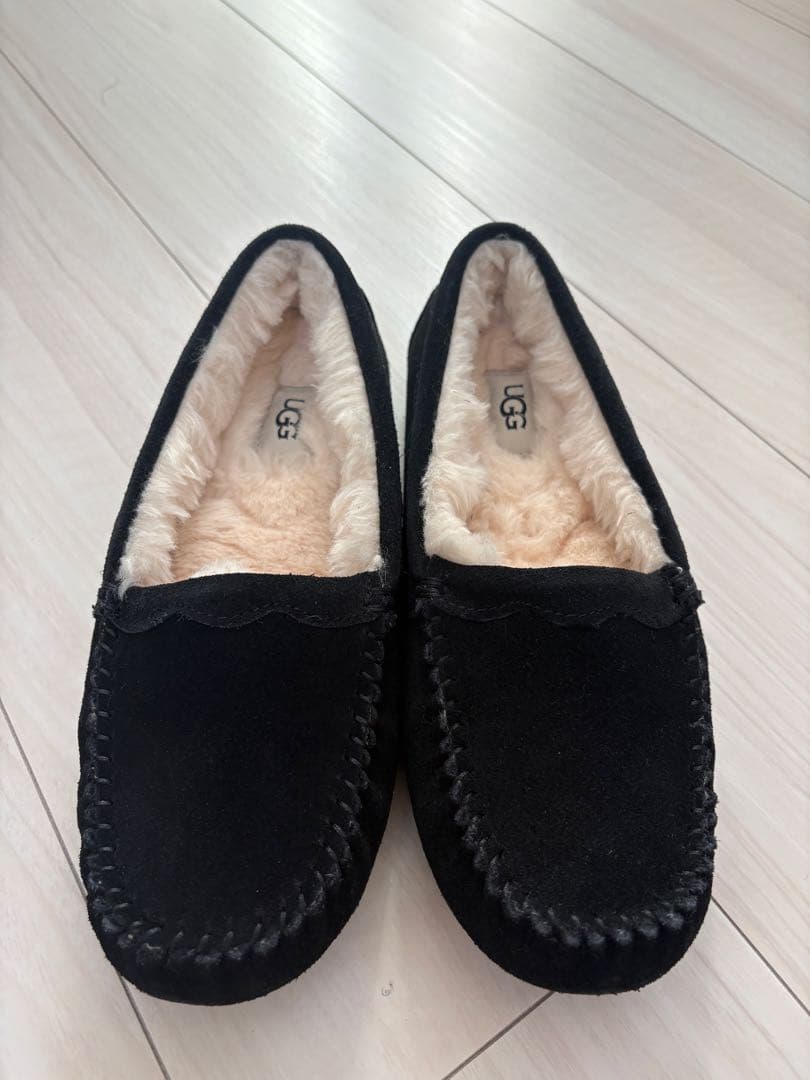 新品本物 UGG ブラック モカシン 24cm Scalloped