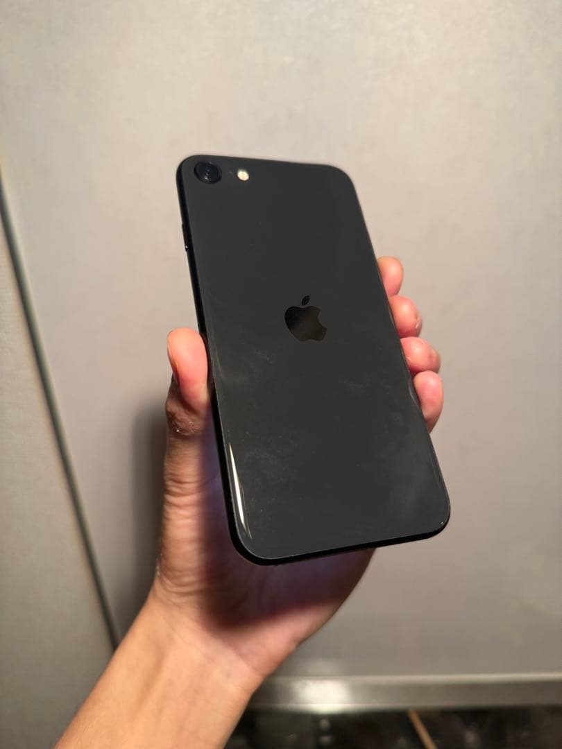 iPhone SE (第2世代) ミッドナイト 128 GB docomo