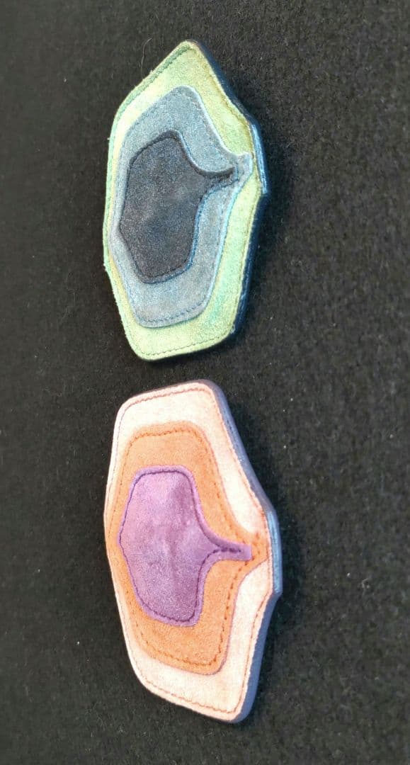 MIUMIU◇8cm レザーブローチ　ミュウミュウ　２つセット　大きめ