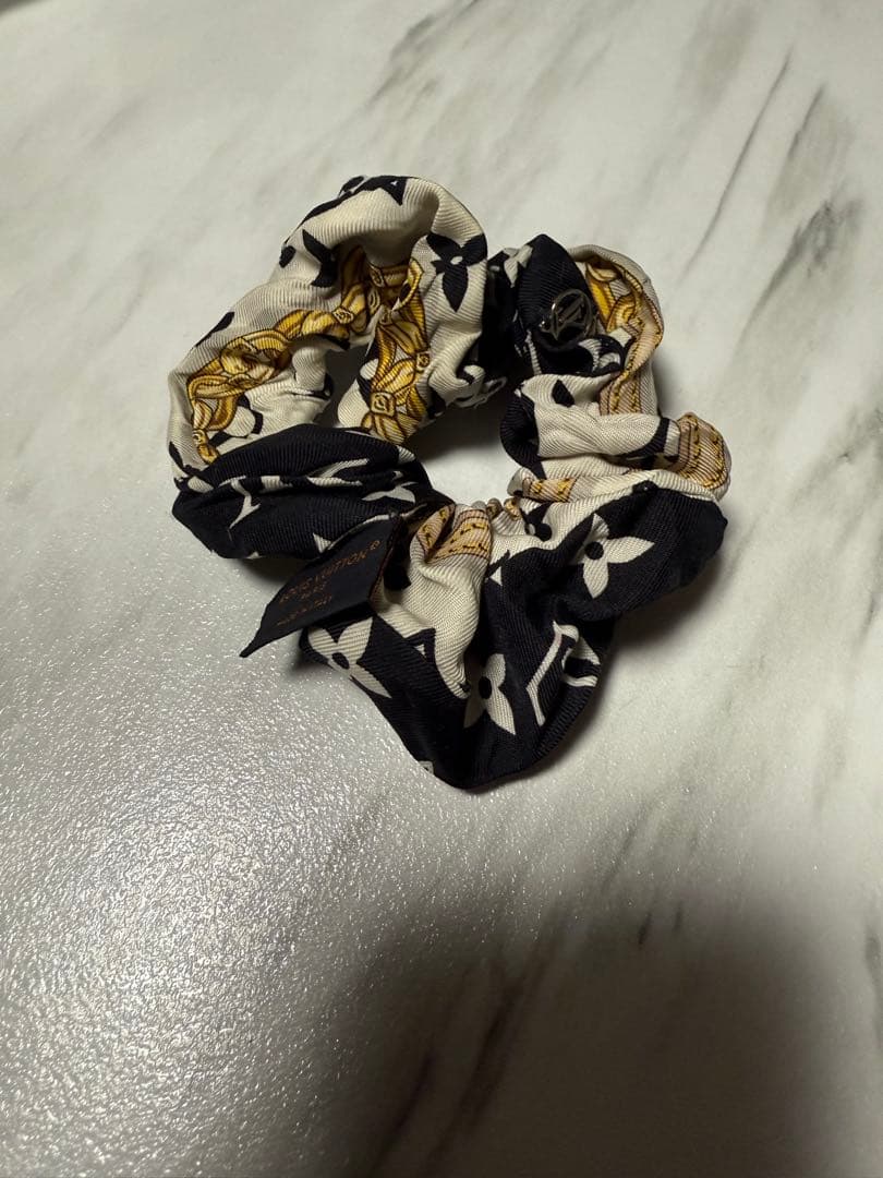 Louis Vuitton シルク花柄シュシュ ヘアゴム