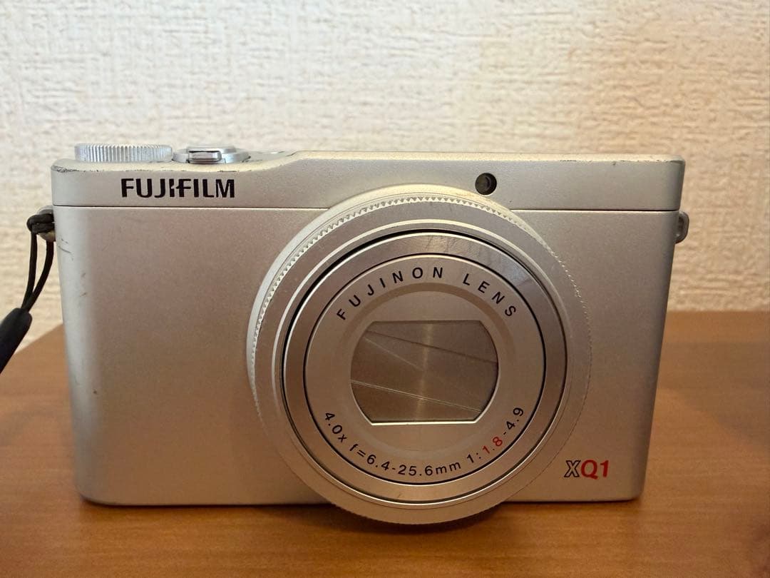 【セール！】Fujifilm XQ1 シルバー コンパクトデジタルカメラ