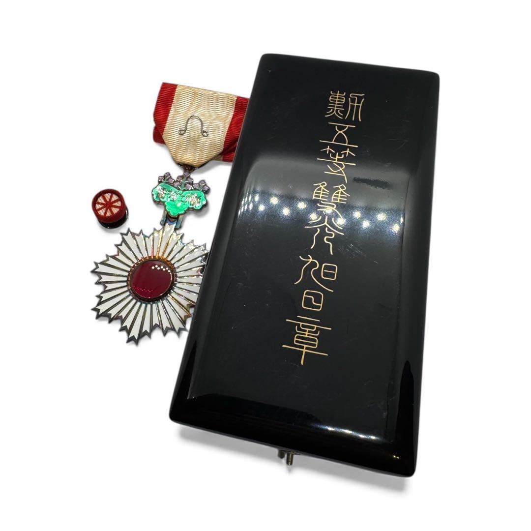 勲五等双光旭日章 旧日本軍 大日本帝国 勲章 徽章 紀章 略綬・ ケース付