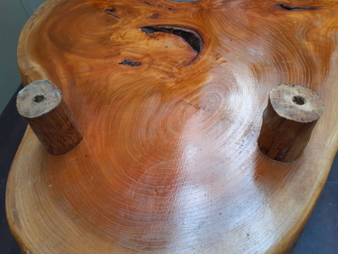 無垢材 自然な形状の座卓