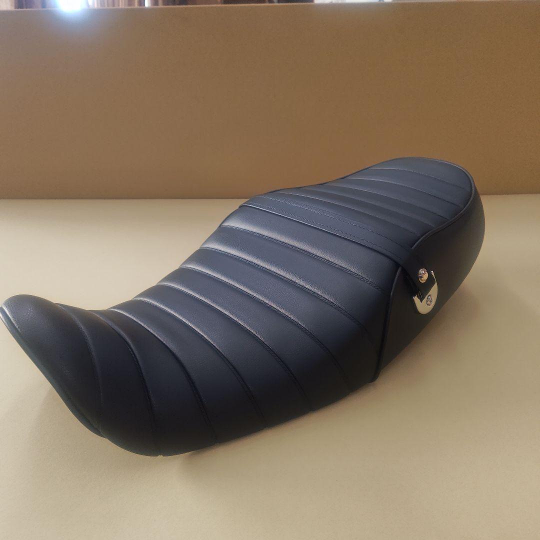 ARCHI　Z900RS用タックロールシート 黒　スタッツ付き