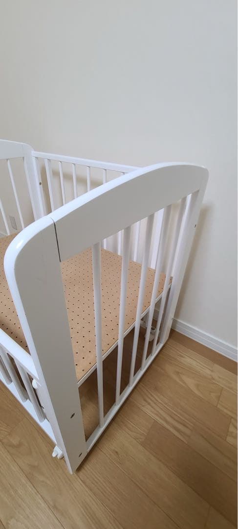 送料込み❤︎ カトージ　ホワイト木製　ミニベビーベッド　キャスター付き　90×60