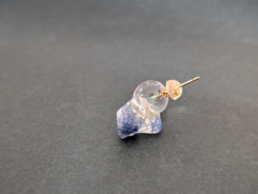 LUCE MACCHIA　デュモルチェライトインクオーツとガラスのピアス