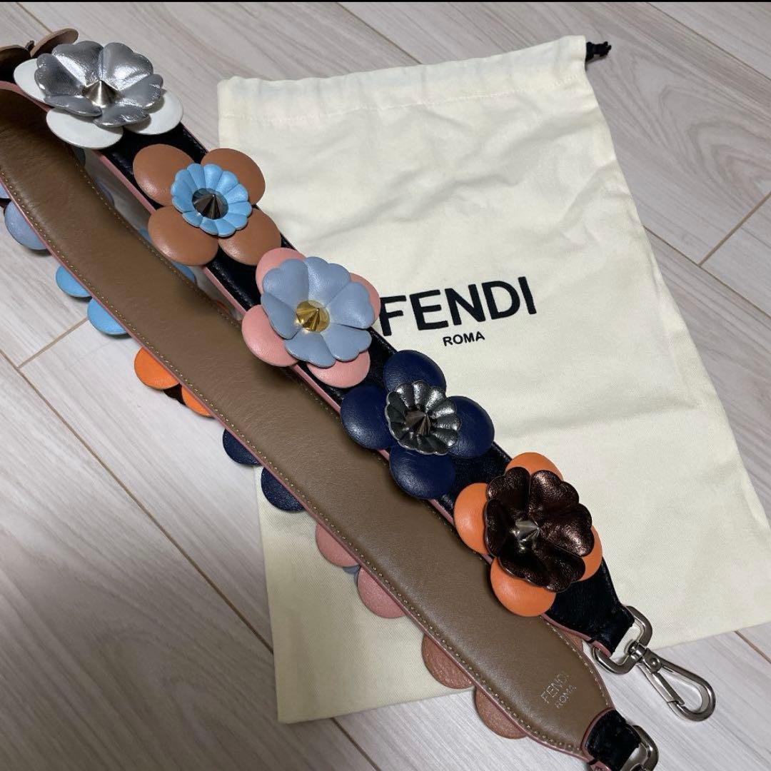 FENDI ストラップユー フラワースタッズ